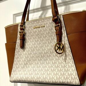 Michael Kors NWT Vanilla Charlotte Large Logo and Leather Top-Zip Tote Bag